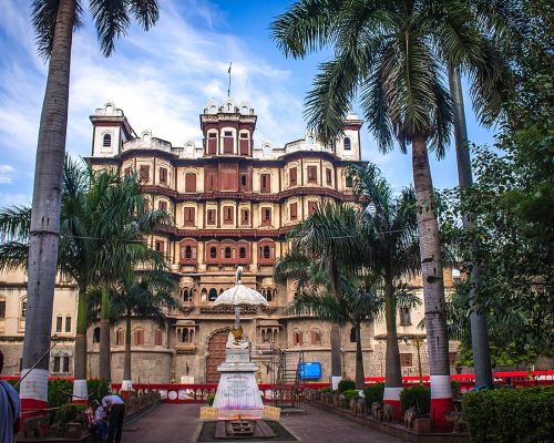1280px-Indore_Rajwada01